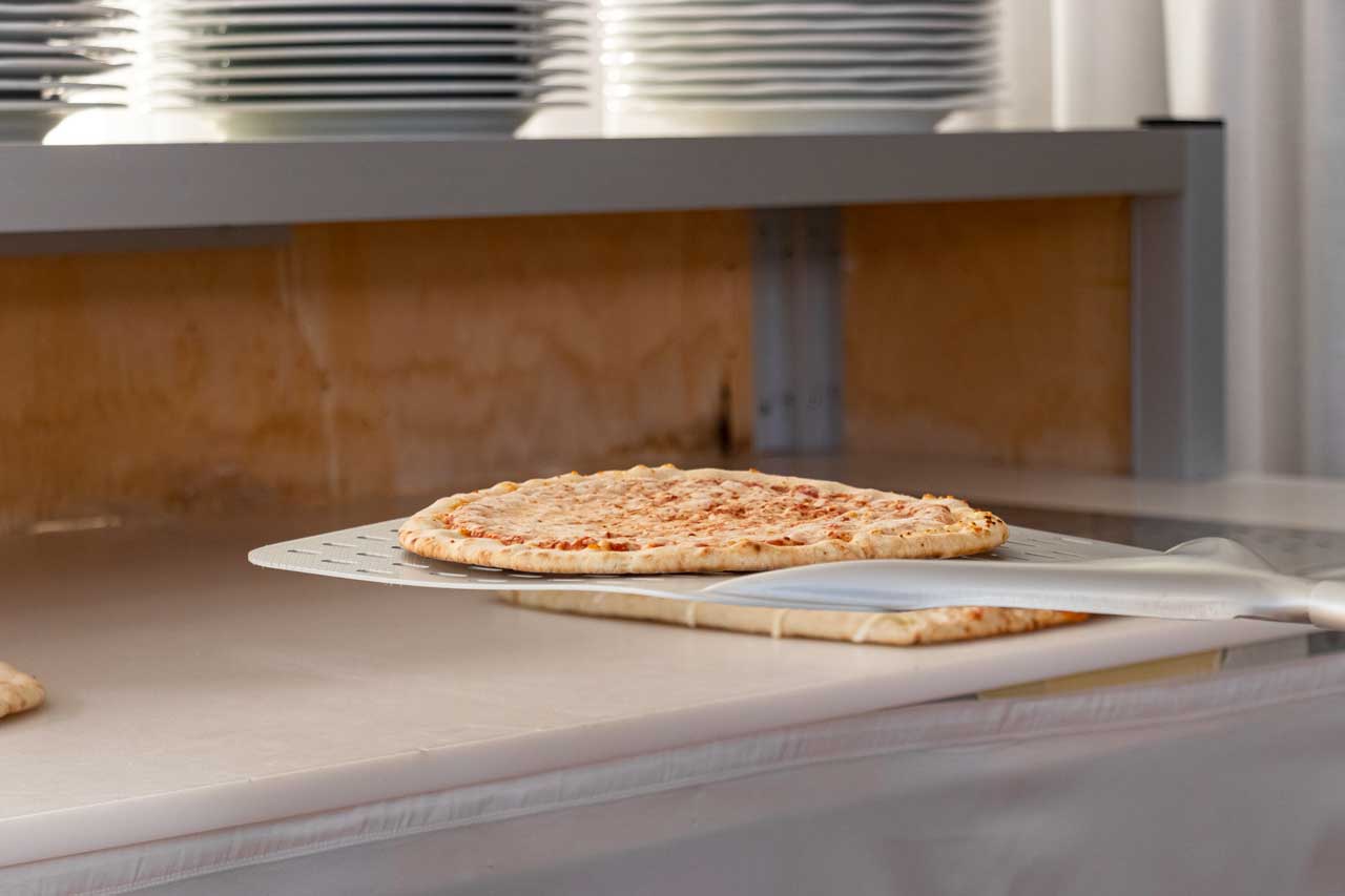 Pala pizza alluminio forata h cm. 170 + Pala pizza forata h cm. 170 +  supporto a muro