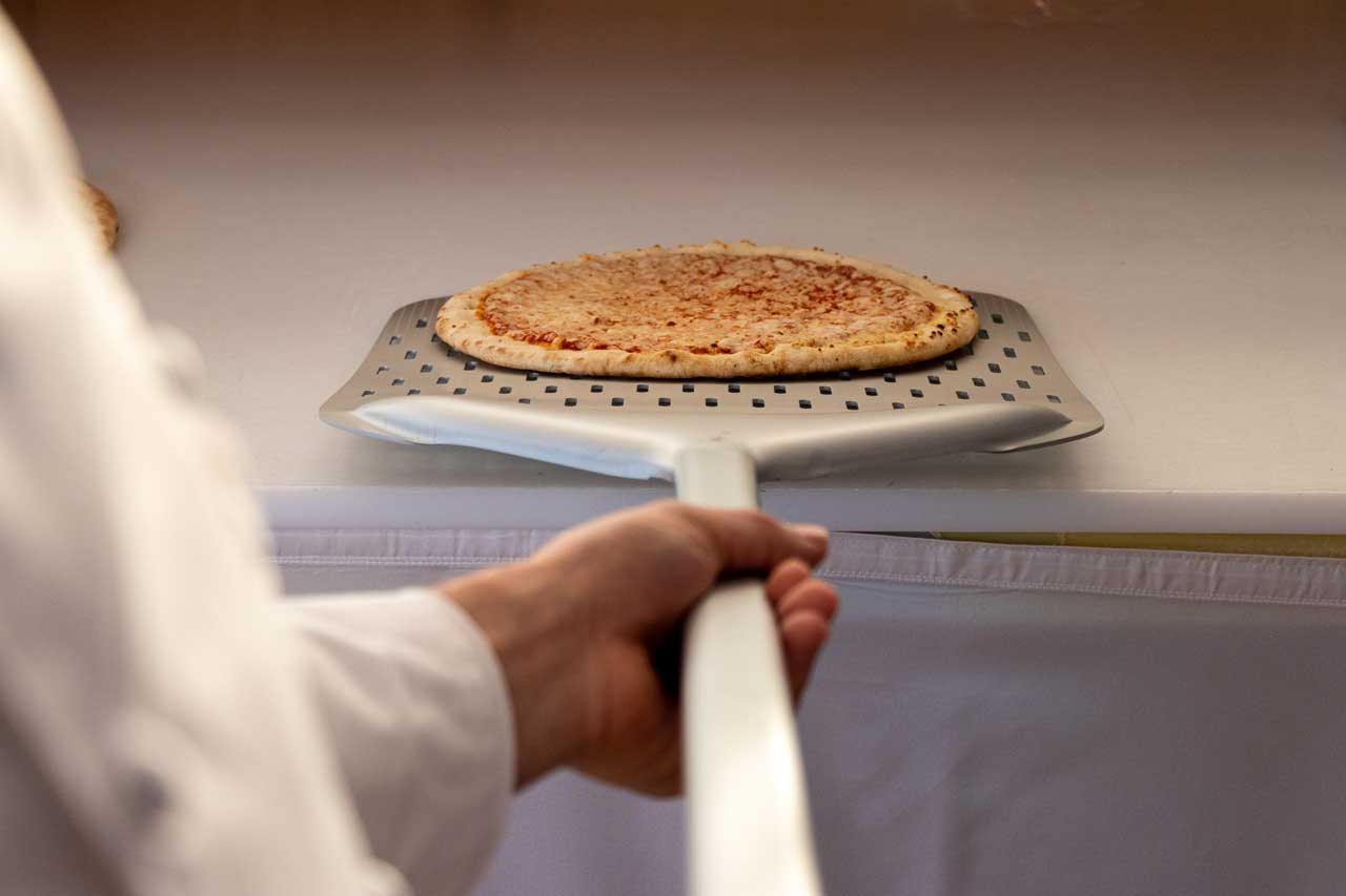 Pala per Pizza per cuocere in titanio forata Cuore in titanio Ø 200 mm H  1700 mm - mod. 84/20